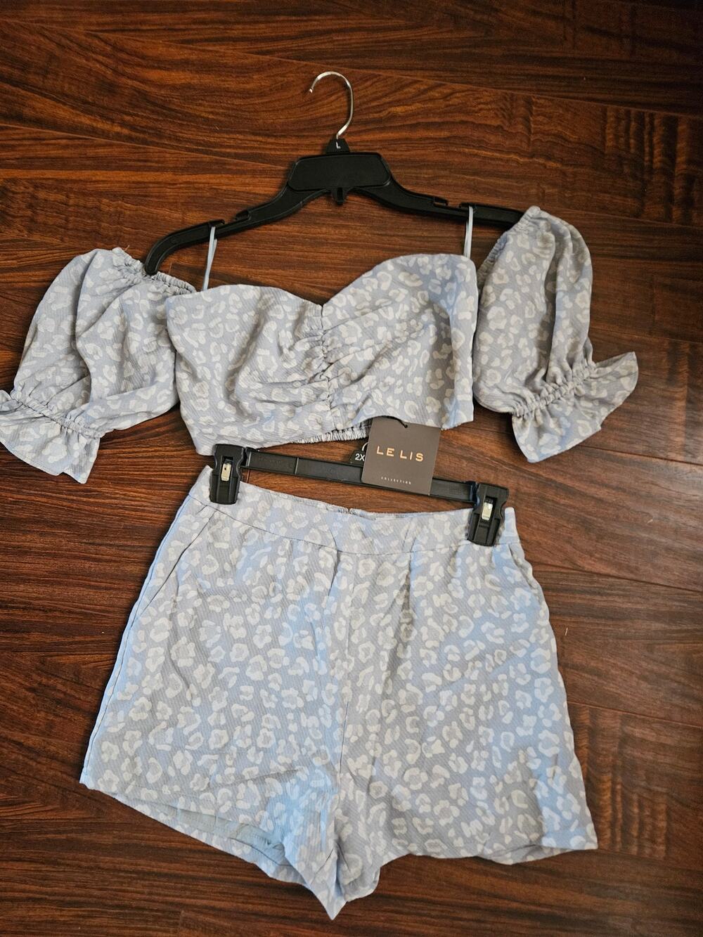 Le Lis 2 piece cropped top set Size Small - top & short set